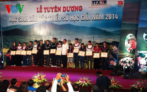 Auszeichnung der Schüler der ethnischen Minderheiten mit guter Leistung